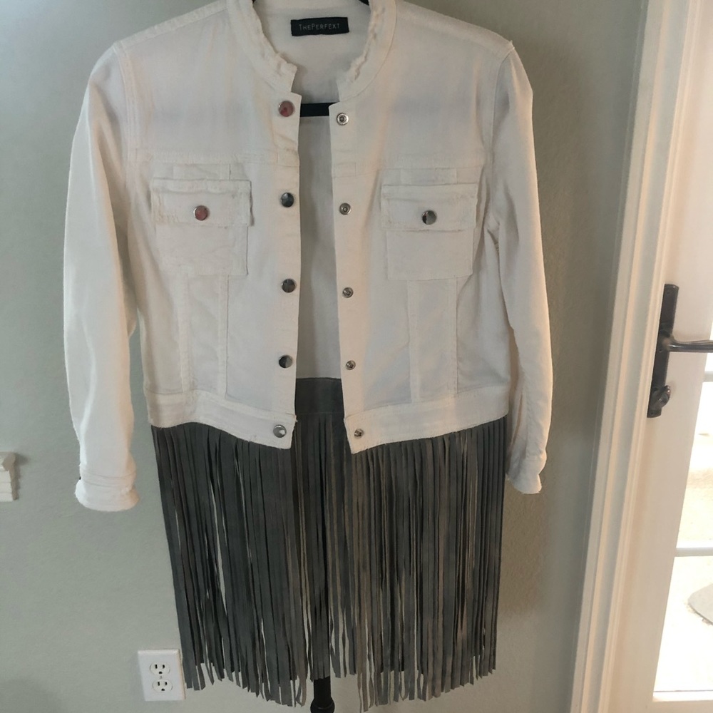 THEPERFEXT White Jean Jacket w Gray Leather Fringe